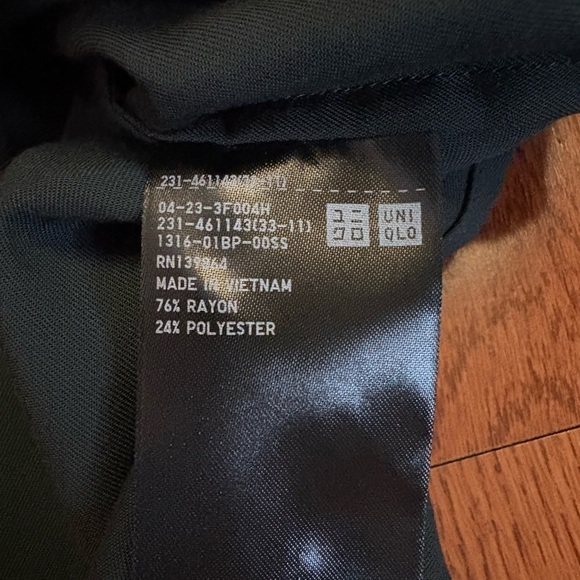 Uniqlo Forest Green Rayon Skipper Collar 3/4 Sleeved Blouse. Size large. - Picture 6 of 7